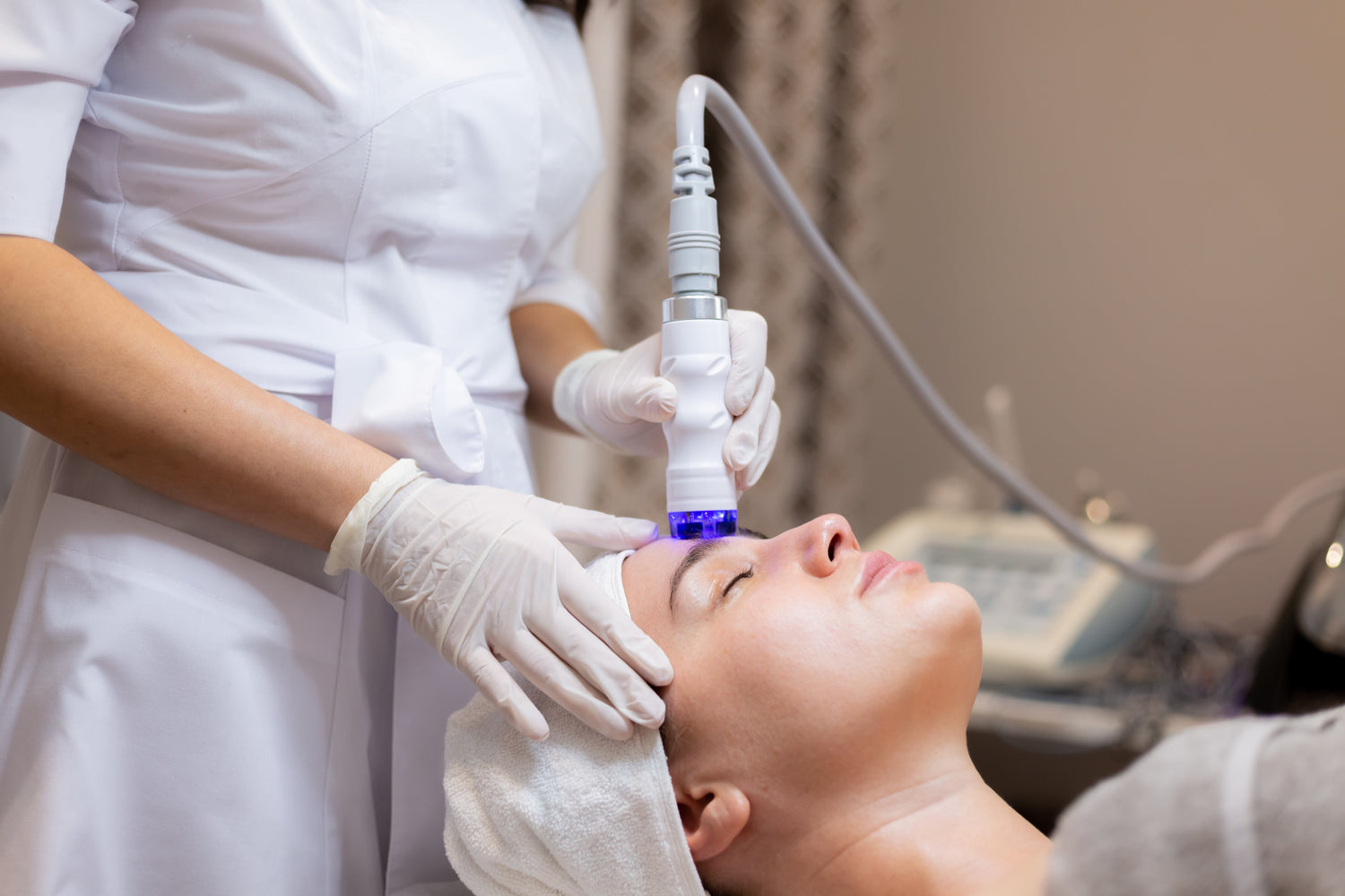 High-frequency wand emitting neon light for acne treatment and skin care